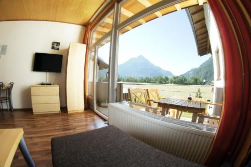 带阳台的两居室公寓top 1