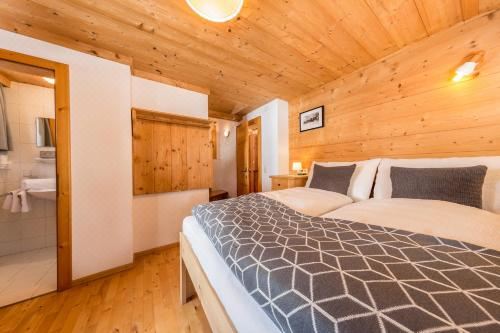 带山景的双人间