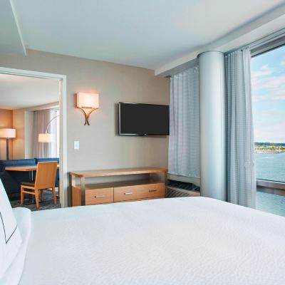 灣景一卧室特大床日落套房（帶梳化床） 伊利湖灣萬怡酒店優惠