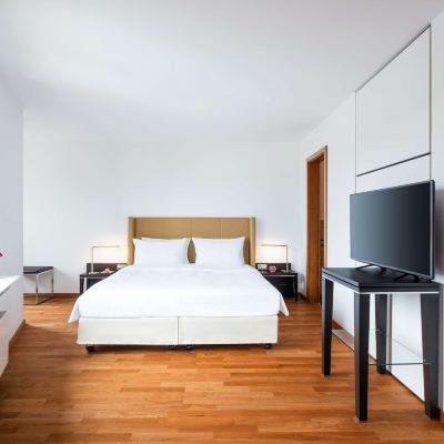 Deluxe King Room Lindner Hotel & Residence Main Plaza Promo Code