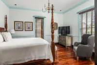 Gorgeous interior, walk to downtown, amazingly renovated historic 1901 house!