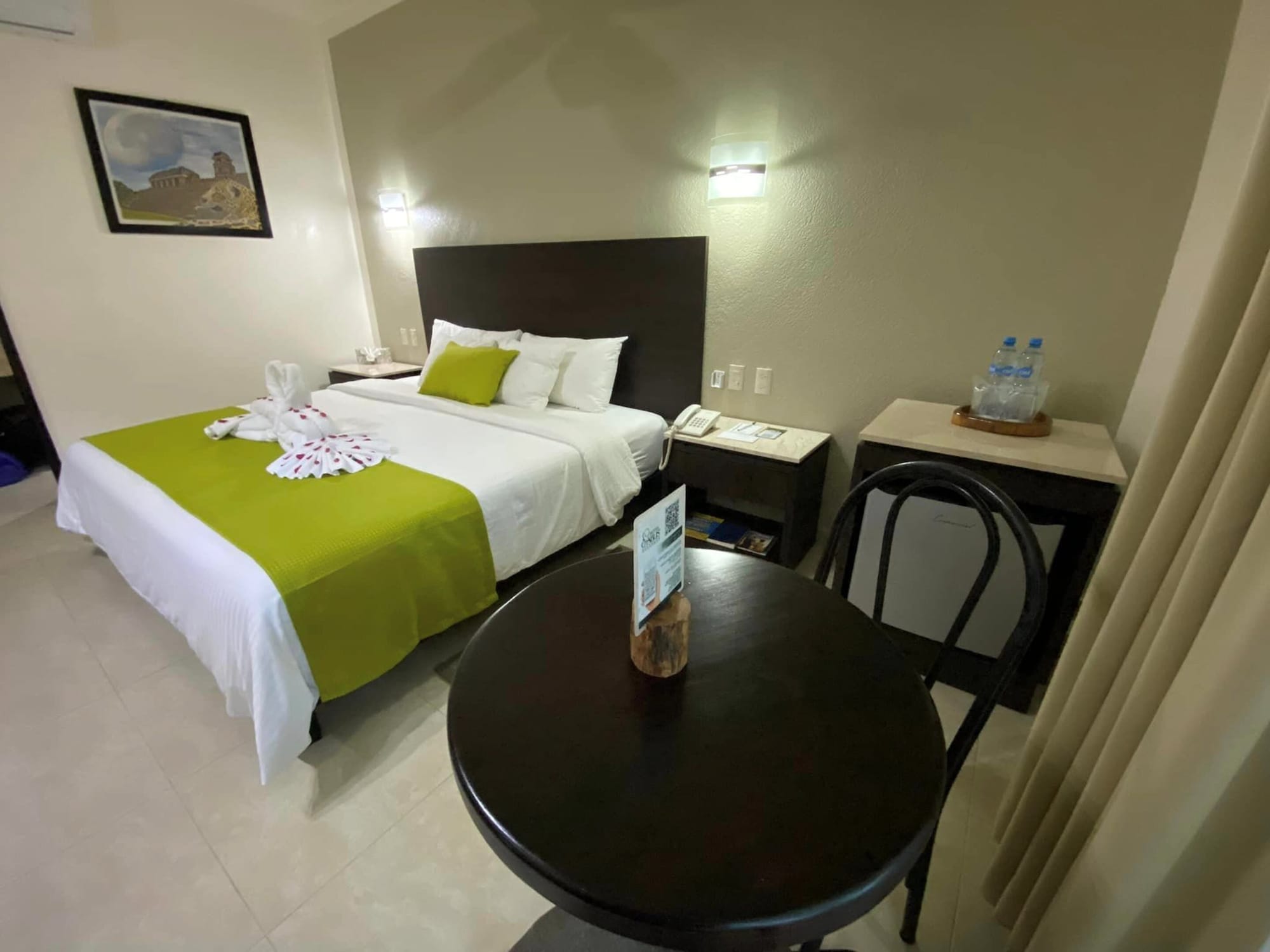 带阳台的标准特大床房