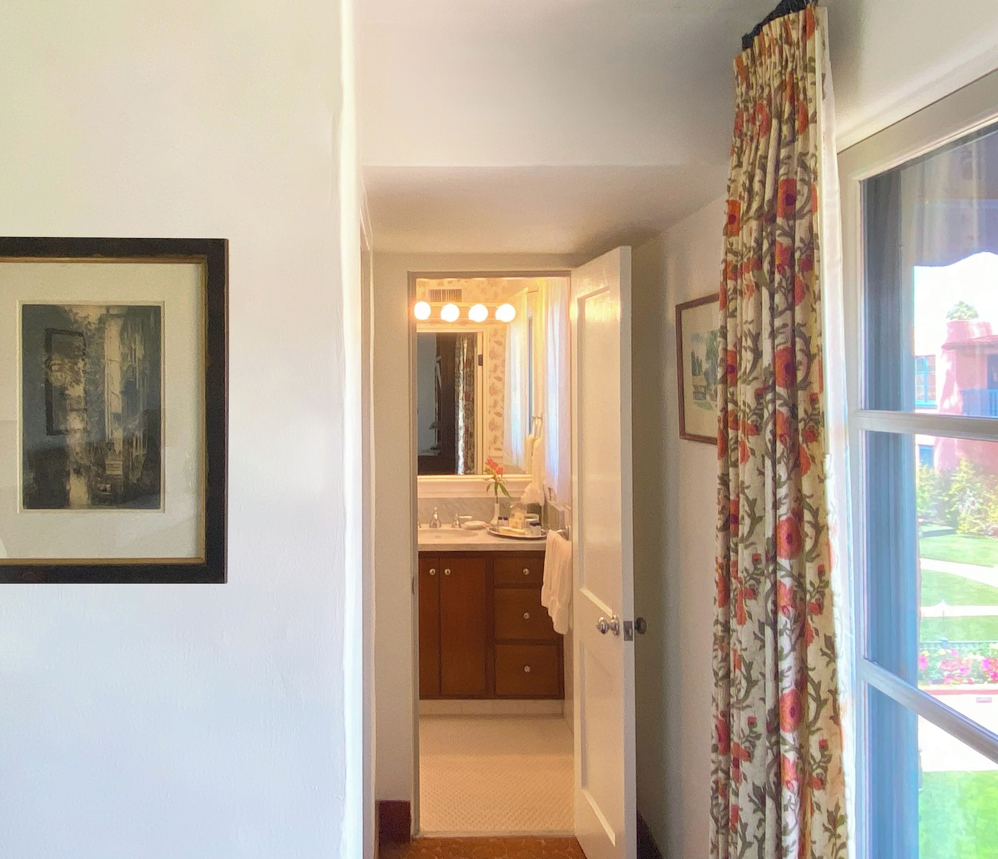 仅可通过楼梯进入的标准特大床房