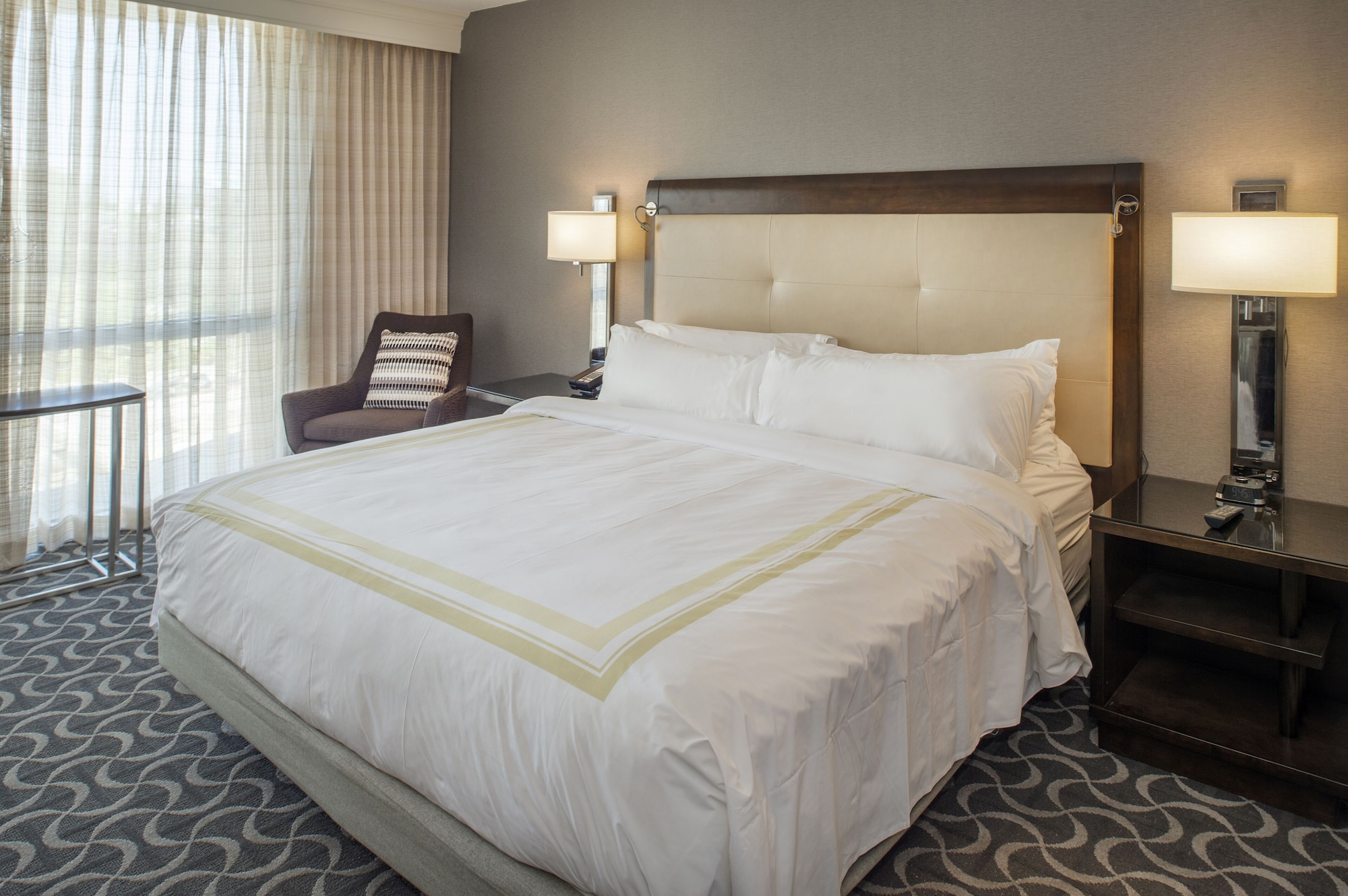 行政客房，1张特大床，梳化床，东塔楼