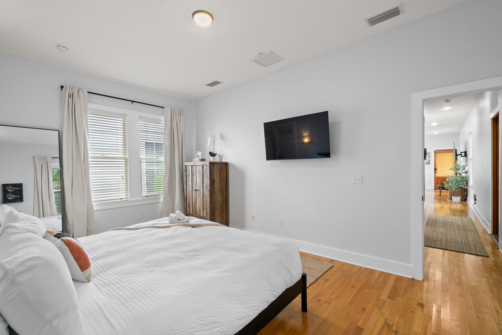 现代舒适和宽敞正面门廊-迷人历史绿洲