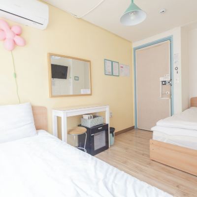 Twin Room, External Private Bathroom [Must Notify Check-in Time To Hotel] 弘大風尚旅館優惠