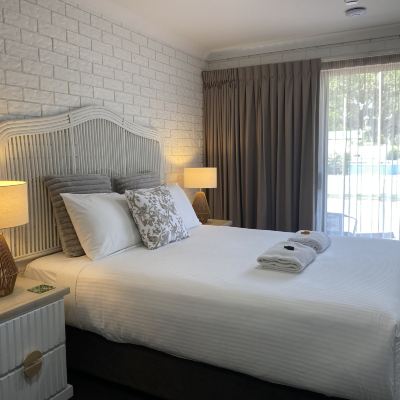 Design Room, 1 Queen Bed, Non Smoking, Refrigerator & Microwave (Queen Room) Beachmere Palms Motel Promo Code