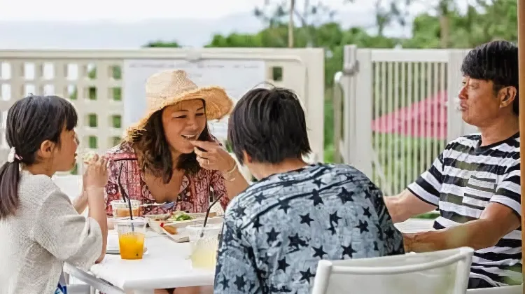 ハイドアウト オキナワ ウルマ - Hideout Okinawa Uruma 食事・レストラン