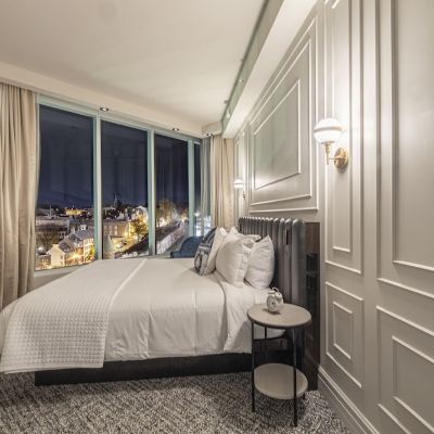Suite Scenique with King Bed and Old Quebec View