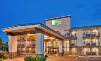 Holiday Inn Express & Suites Branson 76 Central