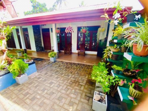 Antonio Transit Katunayake Apartment with Balcony