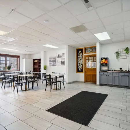 Econo Lodge Inn & Suites