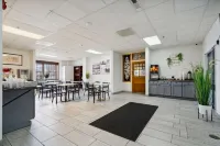 Econo Lodge Inn & Suites