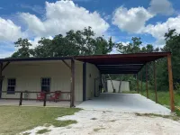 PERFECTLY CUTE COUNTRY BARDOMINIUM ON 11 ACRES Hoteles en Condado de Grimes