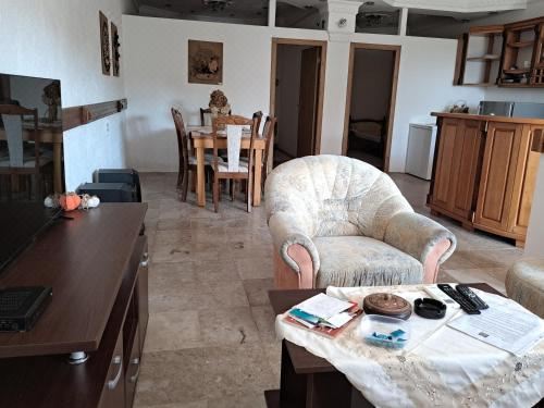 带露台的双卧室海景公寓