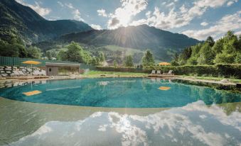 Hotel Norica - Thermenhotels Gastein mit dem Bademantel direkt in die Therme - Housity