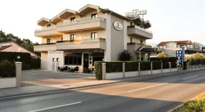 Hotel Holiday Отели в г. 