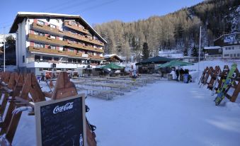 Hotel the Larix Ski-in Ski-Out