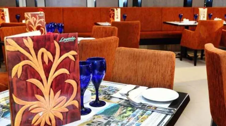 ホリデイ ヴィラ ホテル&スイーツ コタ バール 食事・レストラン