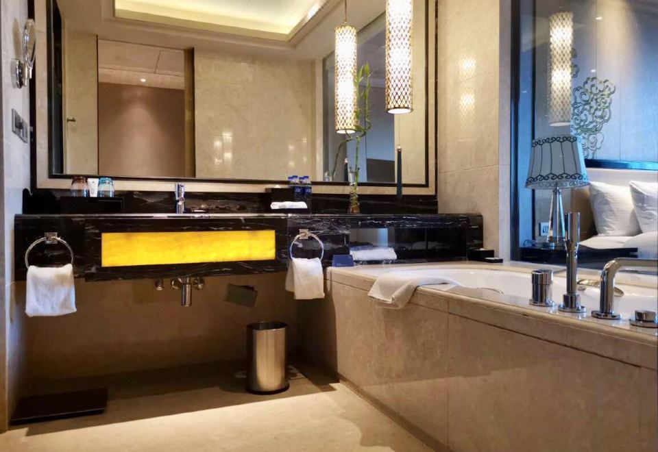 豪华大床房（繁华街景+斯林百兰床垫+Kappa洗护用品）