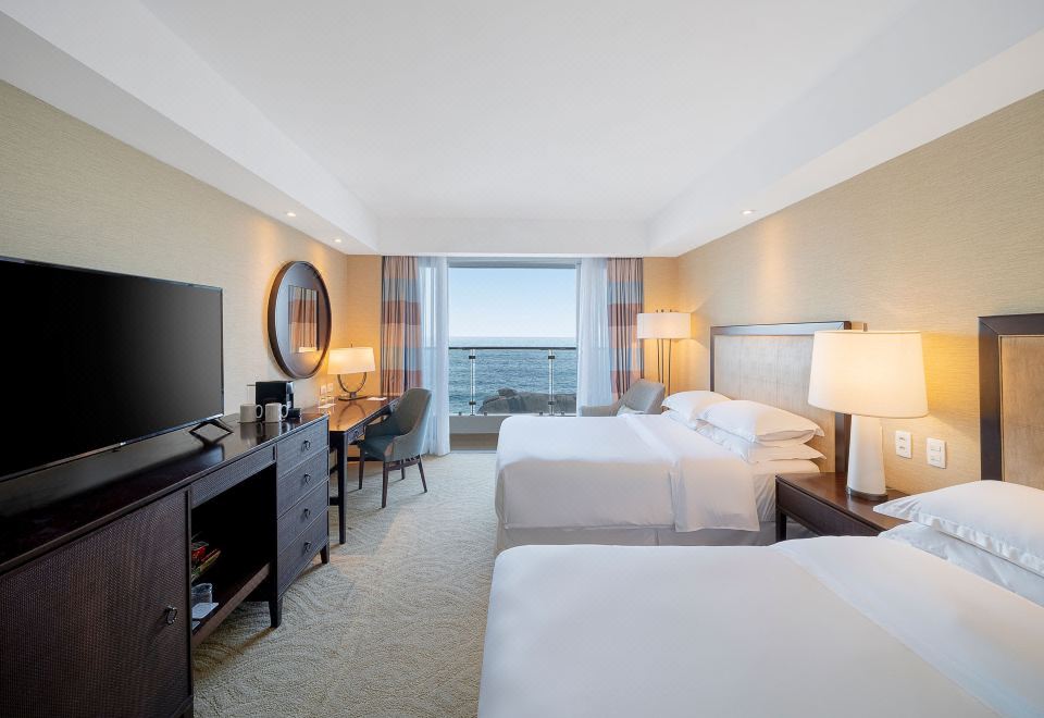 低层海滨豪华两张双人床房 （带阳台）