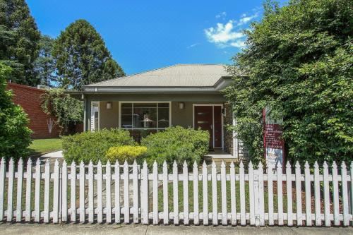 4 Anderson - in the Heart of Bright!Three-Bedroom House