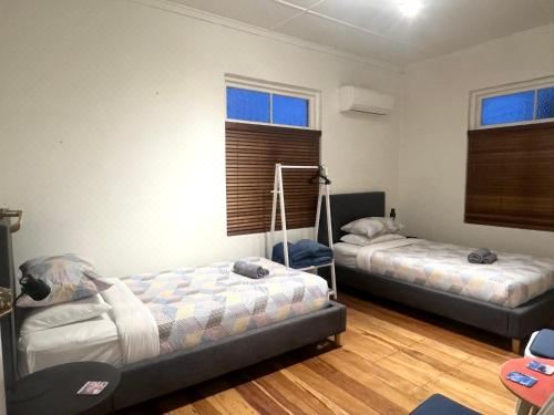 标准双床房（带公共浴室）