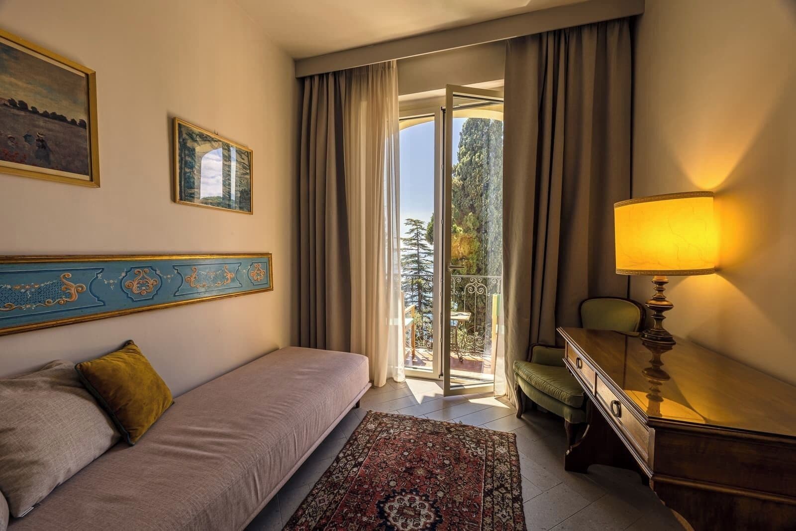 带阳台的山景小套间