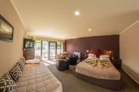 Lakefront Lodge