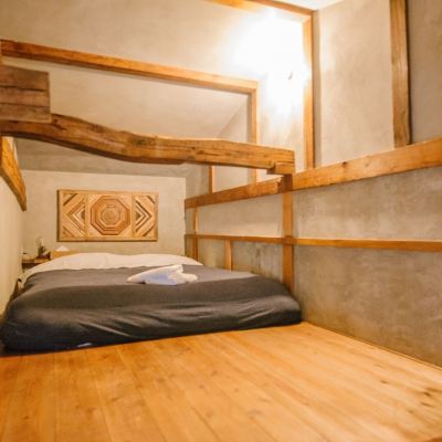 部屋（2F、急なはしご階段で上がる）(ダブルベッド) 囲炉裏ゲストハウス 天幕 クーポン