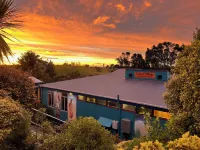 Global Village Travellers Lodge Hotele w: 