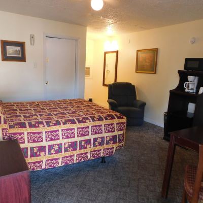 Single Room, 1 Queen Bed, Non Smoking, Pets Allowed Little Shamrock Motel Promo Code