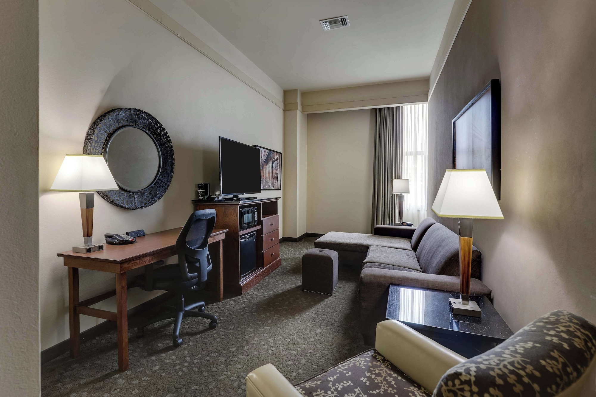 豪华房，1张特大床，带冰箱和微波炉（超大）