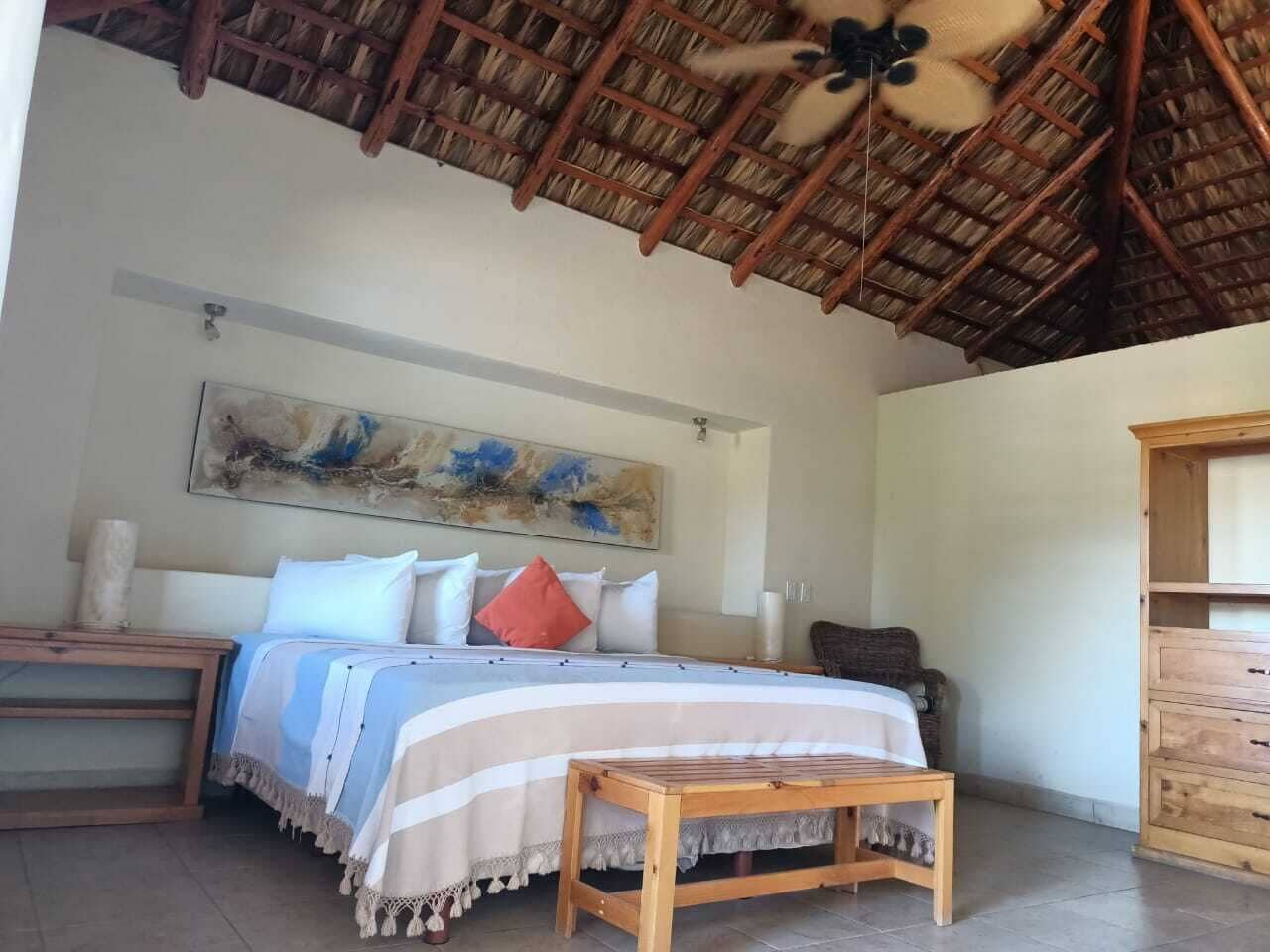 全景客房， 1 张特大床， 露台