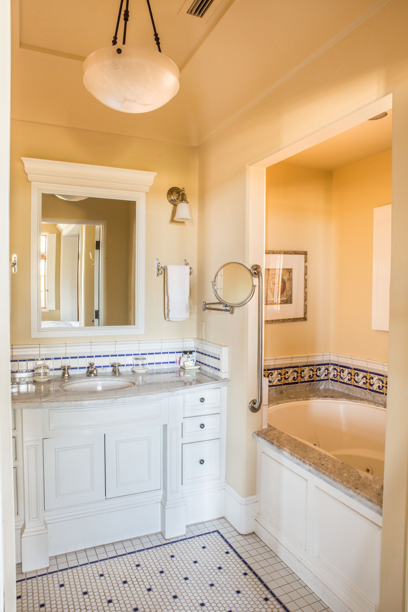 套房，1张大床，葡萄园景观（Pinot Grigio）