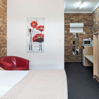 Standard Queen Room-Non-Smoking Longreach Motor Inn Promo Code
