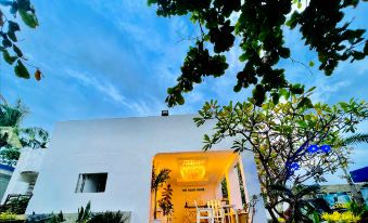 The Beachhouse and Bar - Housity