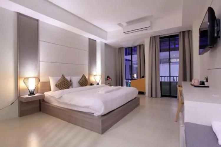 ห้องดีลักซ์ เตียงใหญ่ 1 เตียง