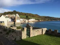 HOWTON COTTAGE - village cottage on coast path next to beaches Hotels in Maker-with-Rame