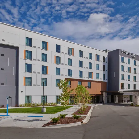 Courtyard Petoskey at Victories Square Отели в г. Петоски