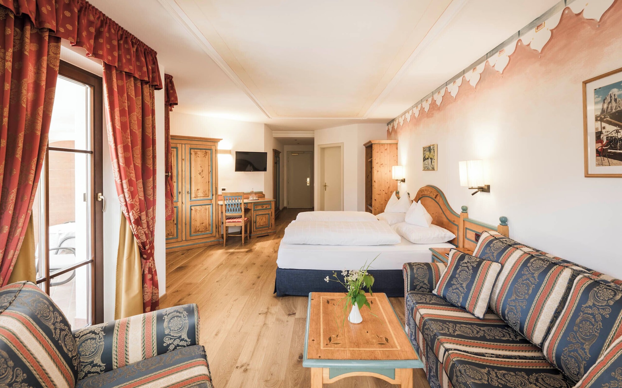 舒适房间与阳台和白云石景观