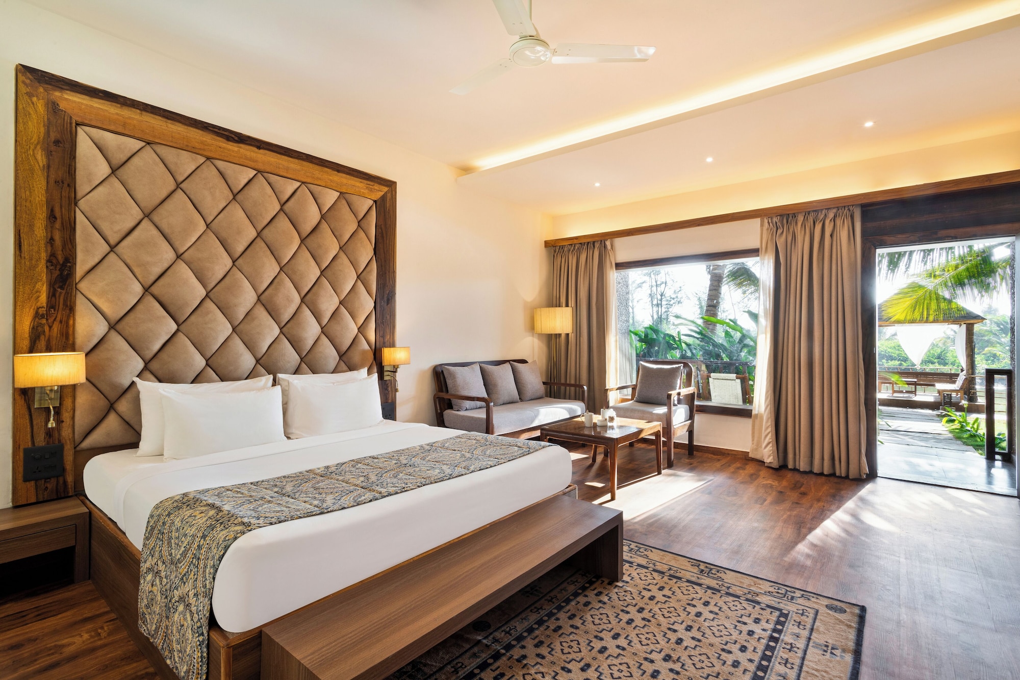 带阳台的优质河景房