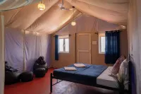 Indira Farms Hotel a 