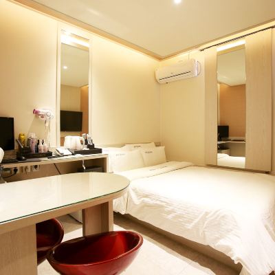 Standard Room with Bathtub