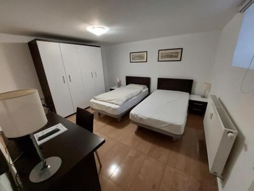 标准双床间 - 位于地下室