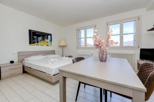 带一张大床的一卧室阁楼公寓