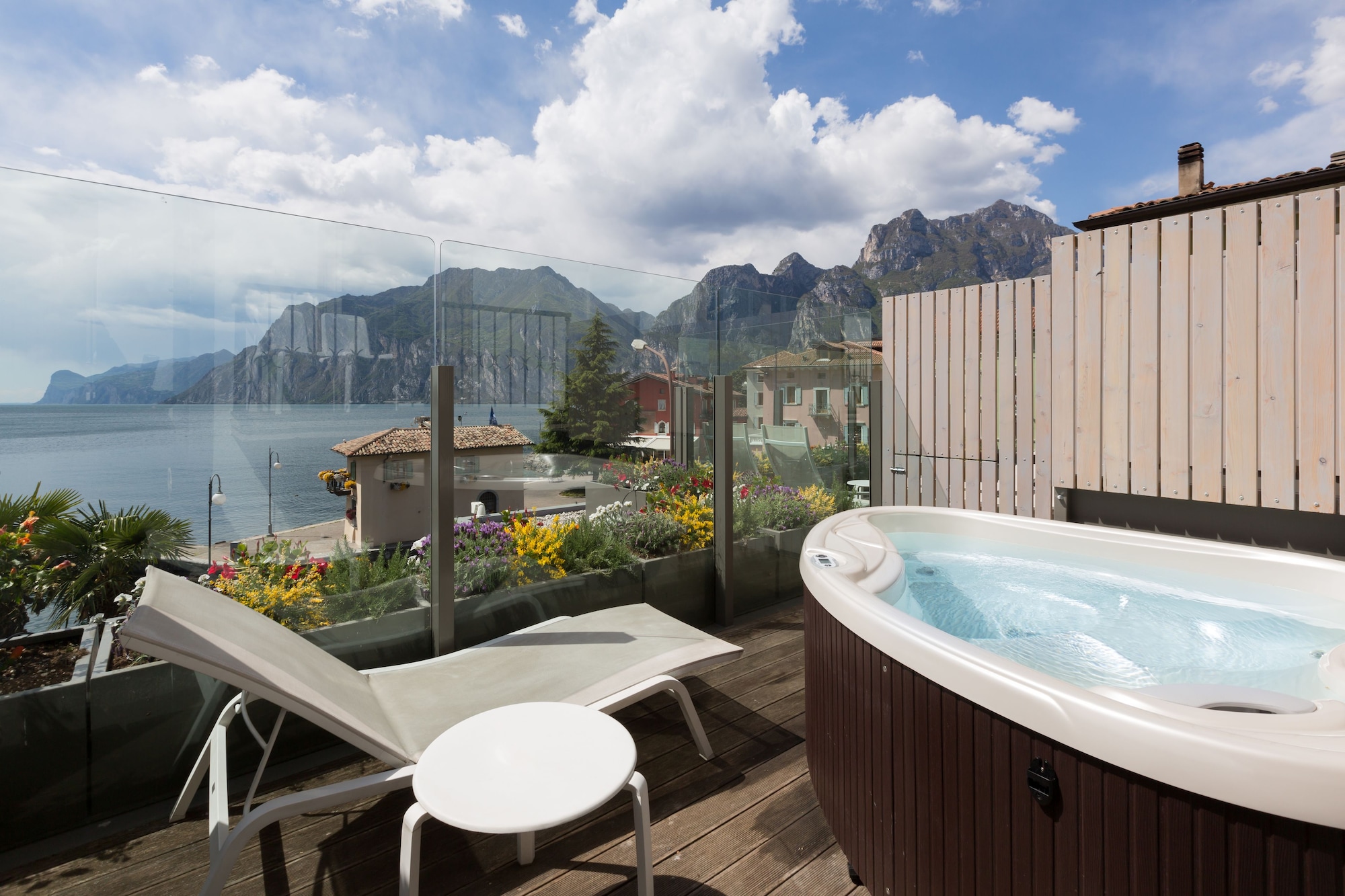 高级双人房，带露台、湖景和按摩浴缸