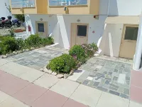 Leonidas Hotel & Studios