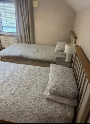 Dernvale House - Single room -sleeps 4 Hotels in 