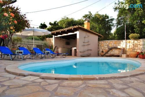 双卧室小屋，设有私人游泳池